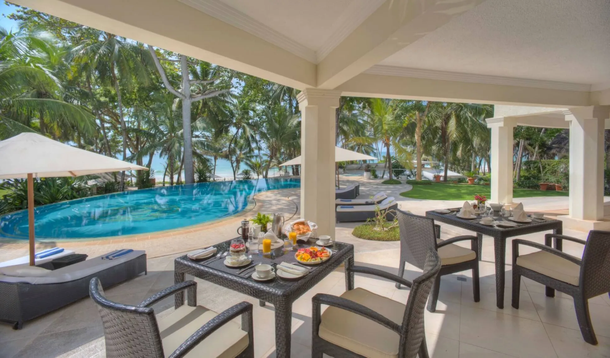 IM_KE_DIA_Almanara-Boutique-Hotel_Dining-next-to-the-pool