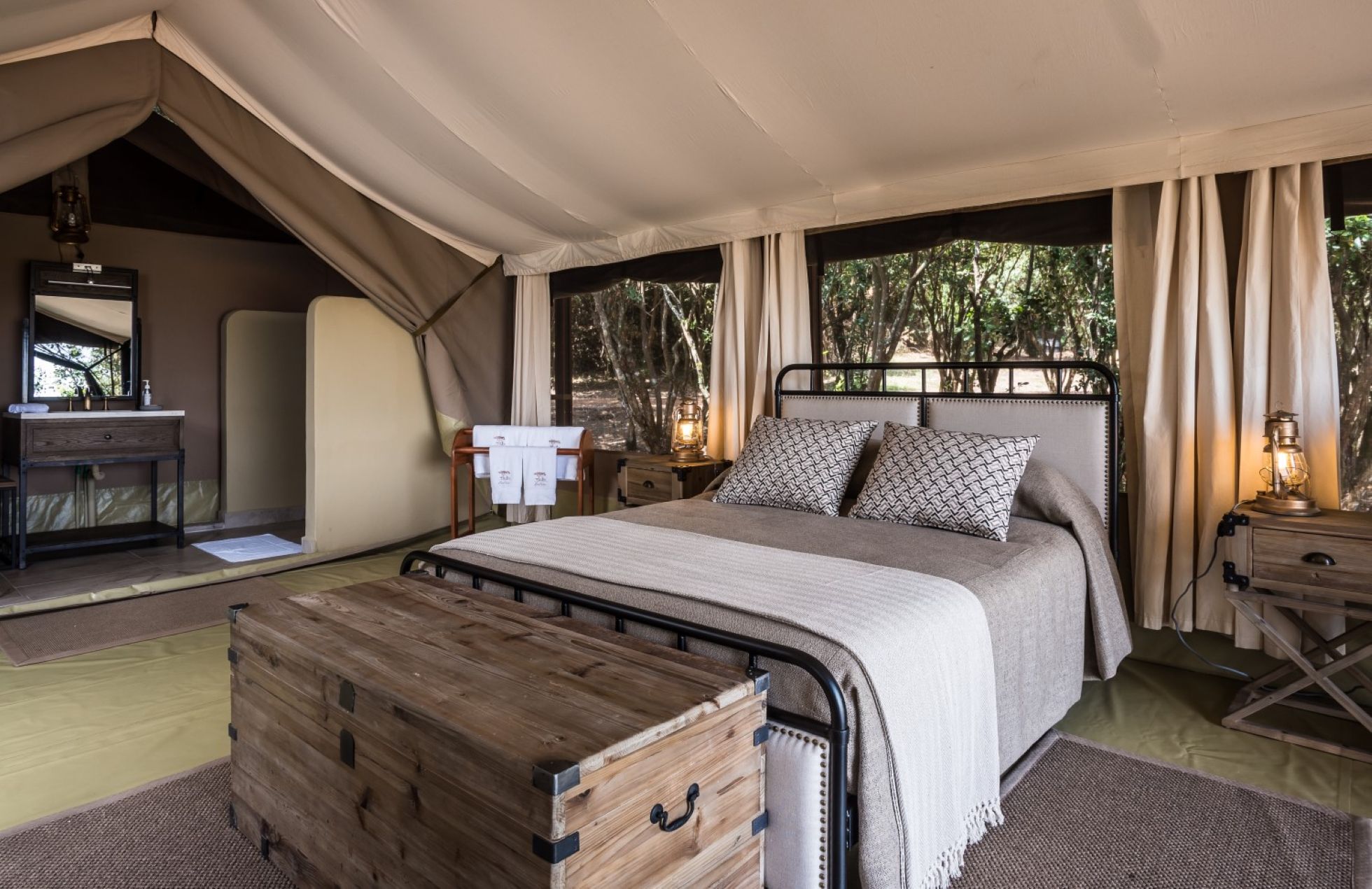 IM_KE_MAR_Entim-Mara-Main-Camp_Bedroom-with-big-bed