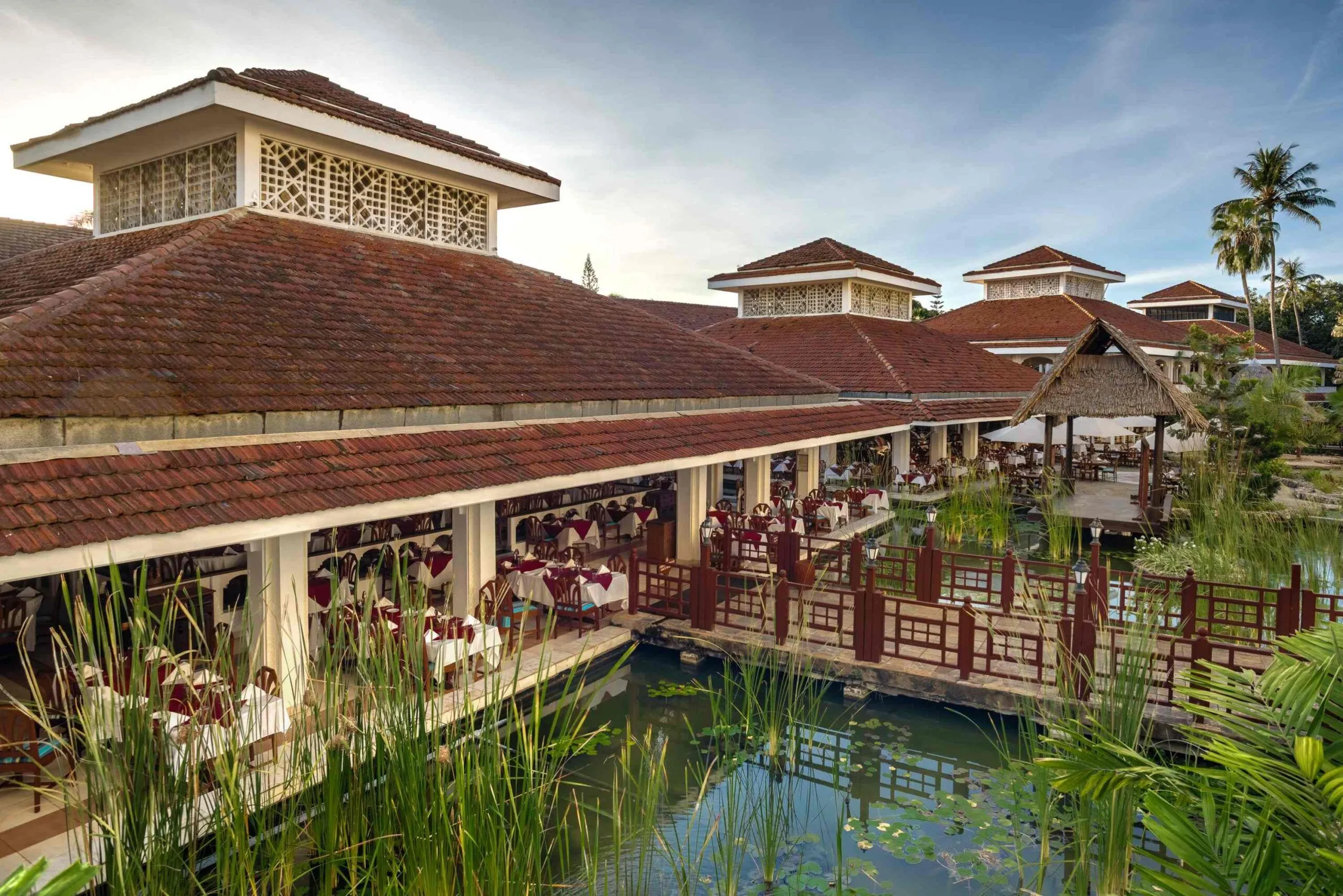 restaurant-terrace-scaled